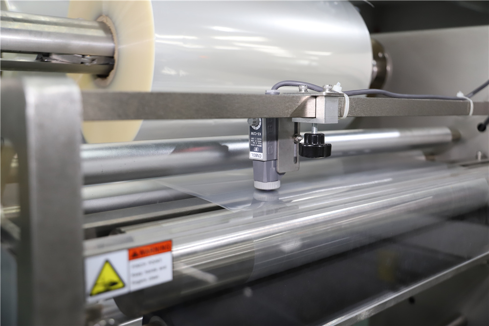 Máquina envasadora de flujo con servomotor completo - SZ602w