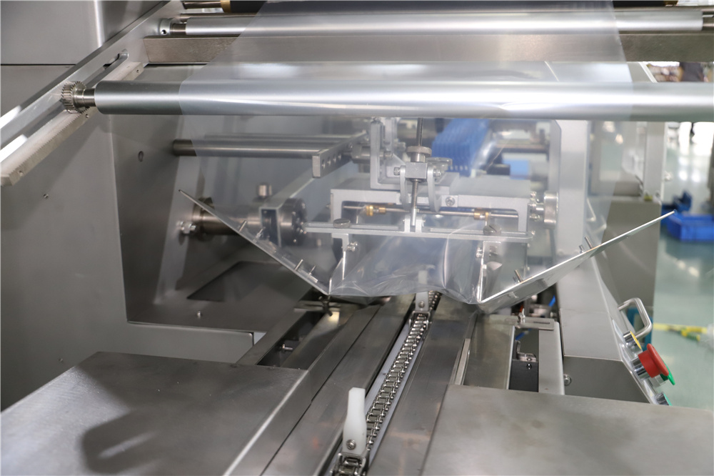 Máquina envasadora de flujo con servomotor completo - SZ602w